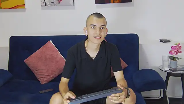 Snapshot of Rowan_Cley chatting on April 2026 07:47:02 PM Rowan Cley online show from April 2026 07:47:02 PM