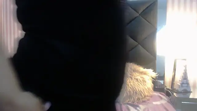 Snapshot of ViviJones chatting on April 2026 08:10:02 PM ViviJones online show from April 2026 08:10:02 PM