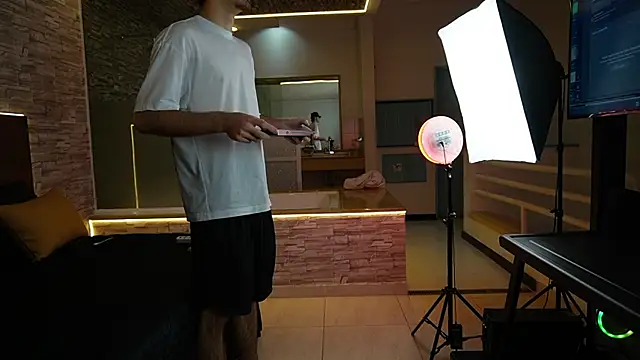 Snapshot of Enzo_Crown chatting on April 2026 08:25:02 PM Enzo Crown online show from April 2026 08:25:02 PM