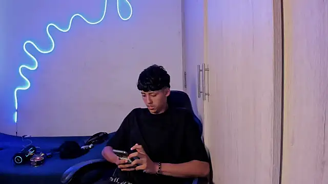 Snapshot of dante_martinez chatting on April 2026 07:22:01 PM dante martinez online show from April 2026 07:22:01 PM