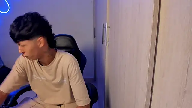 Snapshot of dante_martinez chatting on April 2026 10:32:01 PM dante martinez online show from April 2026 10:32:01 PM