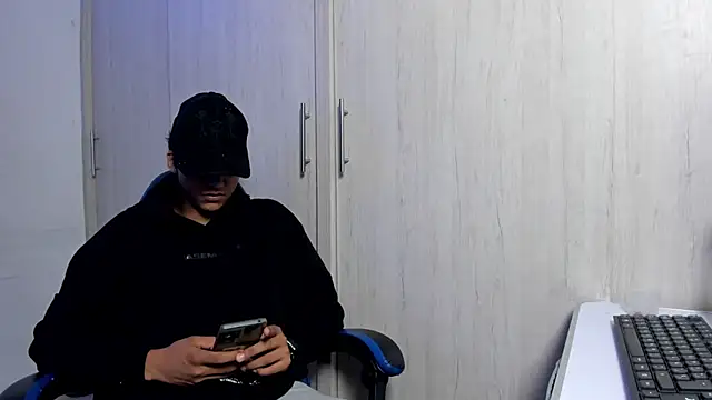 Snapshot of dante_martinez chatting on April 2026 08:25:02 PM dante martinez online show from April 2026 08:25:02 PM