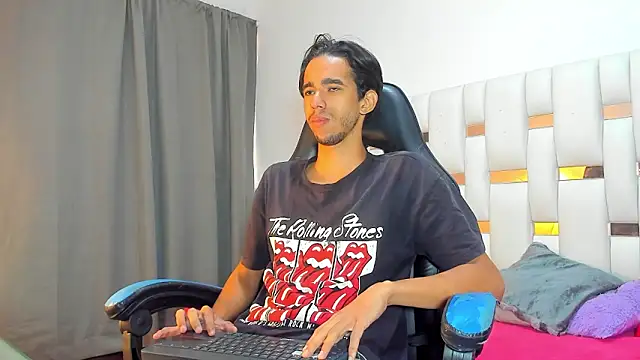 Snapshot of Alessandro_Abruzzo chatting on April 2026 01:05:02 PM Alessandro Abruzzo online show from April 2026 01:05:02 PM