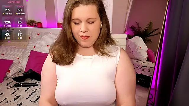 Snapshot of Karolisse chatting on April 2026 06:03:02 AM Karolisse online show from April 2026 06:03:02 AM