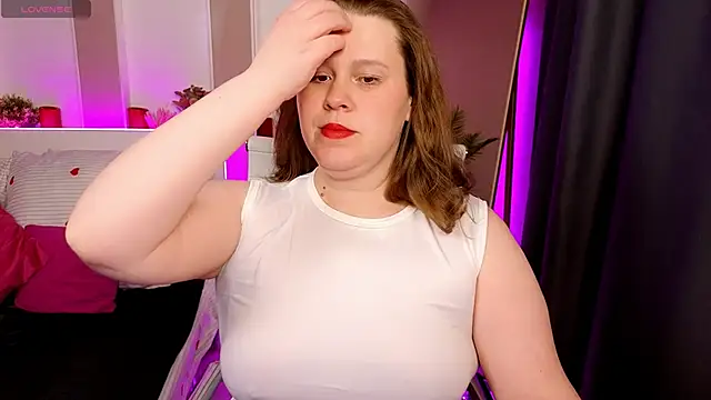 Snapshot of Karolisse chatting on April 2026 07:48:02 AM Karolisse online show from April 2026 07:48:02 AM