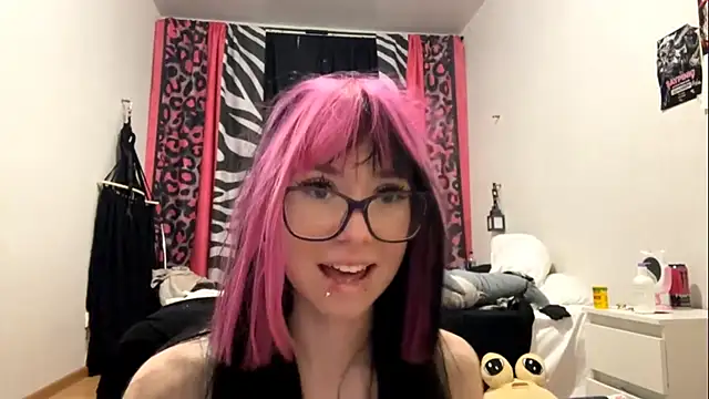 Snapshot of WifeAileen chatting on May 2026 06:25:02 PM WifeAileen online show from May 2026 06:25:02 PM