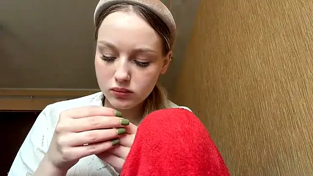 Snapshot of ElvieTribou chatting on April 2026 08:15:01 AM ElvieTribou online show from April 2026 08:15:01 AM