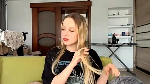 Snapshot of ElvieTribou chatting on April 2026 08:09:02 AM ElvieTribou online show from April 2026 08:09:02 AM