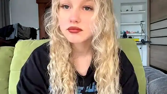 Snapshot of ElvieTribou chatting on April 2026 08:10:01 AM ElvieTribou online show from April 2026 08:10:01 AM