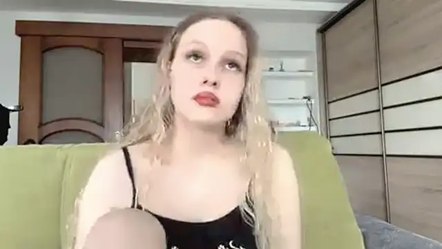 Snapshot of ElvieTribou chatting on April 2026 09:32:01 AM ElvieTribou online show from April 2026 09:32:01 AM