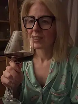 Snapshot of Laylaskyexx chatting on April 2026 09:26:02 PM Laylaskyexx online show from April 2026 09:26:02 PM