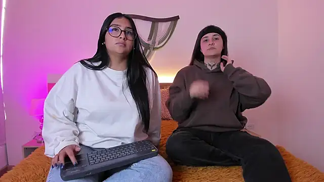 Snapshot of Elisa_n_Emma chatting on April 2026 08:06:02 PM Elisa n Emma online show from April 2026 08:06:02 PM