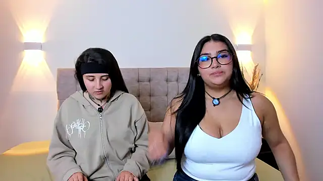 Snapshot of Elisa_n_Emma chatting on April 2026 07:44:01 PM Elisa n Emma online show from April 2026 07:44:01 PM