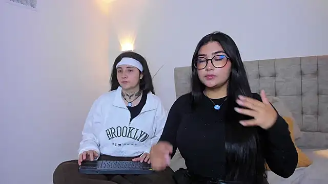 Snapshot of Elisa_n_Emma chatting on April 2026 07:44:02 PM Elisa n Emma online show from April 2026 07:44:02 PM