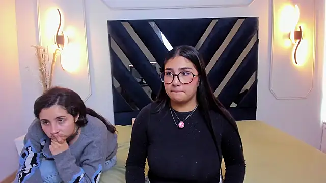 Snapshot of Elisa_n_Emma chatting on April 2026 07:36:01 PM Elisa n Emma online show from April 2026 07:36:01 PM