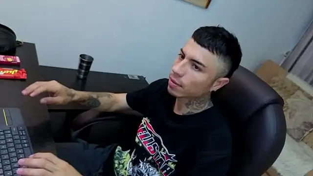 Snapshot of Charlie_Foxie chatting on April 2026 08:06:02 PM Charlie Foxie online show from April 2026 08:06:02 PM