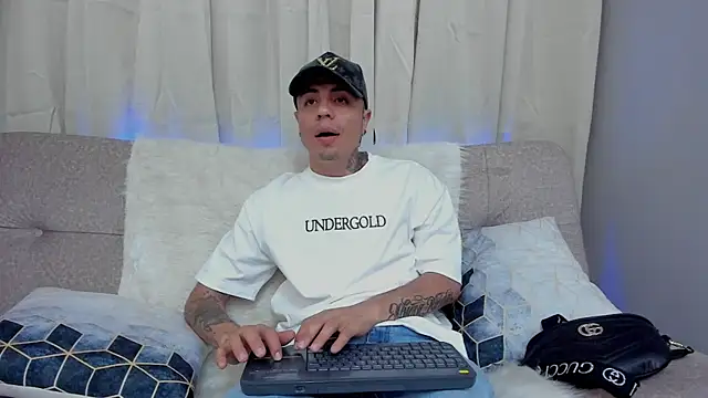 Snapshot of Charlie_Foxie chatting on April 2026 06:53:01 PM Charlie Foxie online show from April 2026 06:53:01 PM