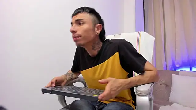 Snapshot of Charlie_Foxie chatting on April 2026 03:34:01 AM Charlie Foxie online show from April 2026 03:34:01 AM