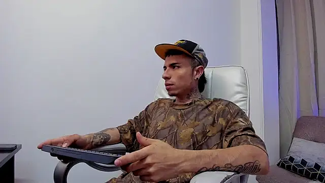 Snapshot of Charlie_Foxie chatting on April 2026 02:38:01 AM Charlie Foxie online show from April 2026 02:38:01 AM