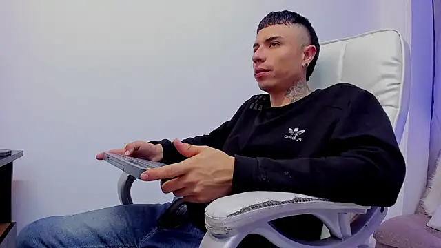 Snapshot of Charlie_Foxie chatting on April 2026 01:56:01 AM Charlie Foxie online show from April 2026 01:56:01 AM