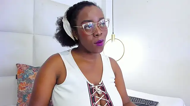 Snapshot of CanelaFlavor chatting on April 2026 08:36:02 PM CanelaFlavor online show from April 2026 08:36:02 PM