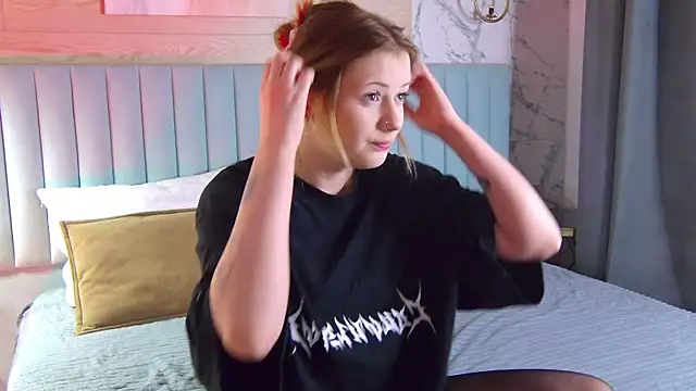 Snapshot of Mila_blum chatting on April 2026 05:17:01 PM Mila blum online show from April 2026 05:17:01 PM