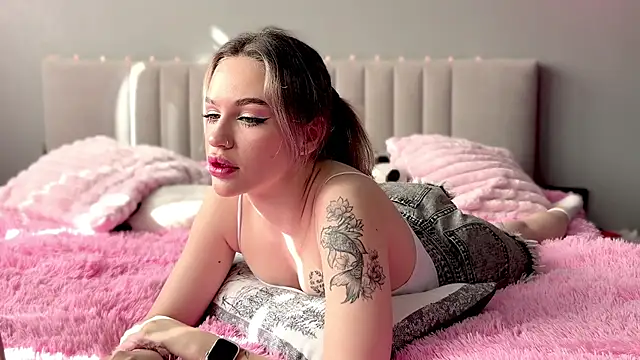 Snapshot of StacyStone chatting on April 2026 06:14:01 AM StacyStone online show from April 2026 06:14:01 AM