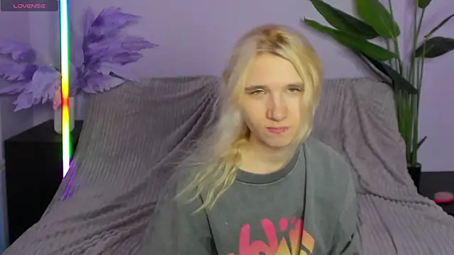 Snapshot of Kitty_Blondie chatting on April 2026 04:46:01 AM Kitty Blondie online show from April 2026 04:46:01 AM