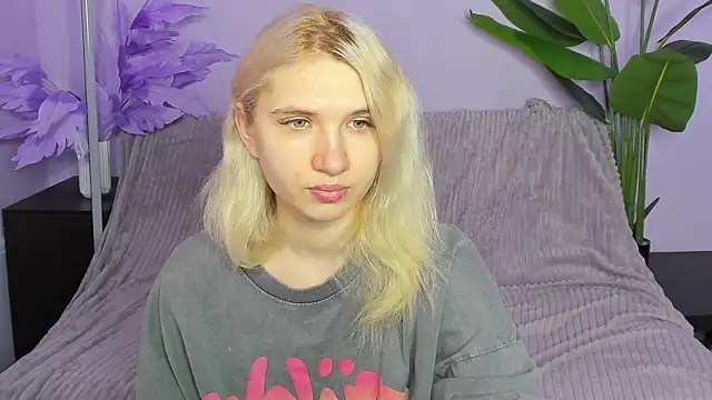 Snapshot of Kitty_Blondie chatting on April 2026 04:13:02 AM Kitty Blondie online show from April 2026 04:13:02 AM