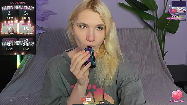 Snapshot of Kitty_Blondie chatting on April 2026 02:17:02 AM Kitty Blondie online show from April 2026 02:17:02 AM