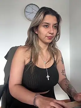 Snapshot of Isabella_varella- chatting on April 2026 01:00:02 PM Isabella varella- online show from April 2026 01:00:02 PM