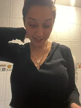 Snapshot of Isabella_varella- chatting on April 2026 02:57:01 PM Isabella varella- online show from April 2026 02:57:01 PM