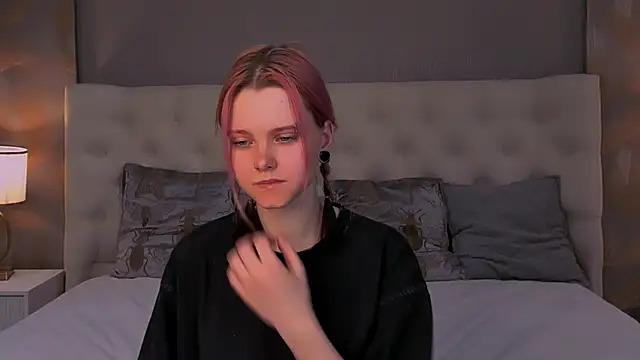 Snapshot of Lina_Veyra chatting on April 2026 12:01:01 PM Lina Veyra online show from April 2026 12:01:01 PM