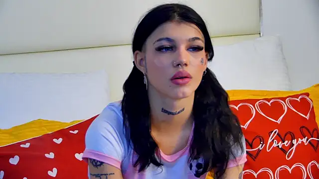 Snapshot of YasminnStorm chatting on May 2026 04:40:01 AM YasminnStorm online show from May 2026 04:40:01 AM