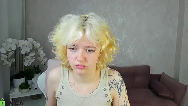 LunaaBee online show from June 2026 01:09:01 AM