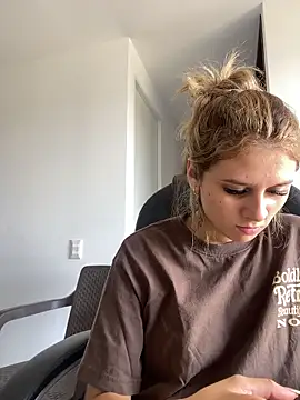 Snapshot of Alison_parkerrr chatting on April 2026 07:08:02 PM Alison parkerrr online show from April 2026 07:08:02 PM