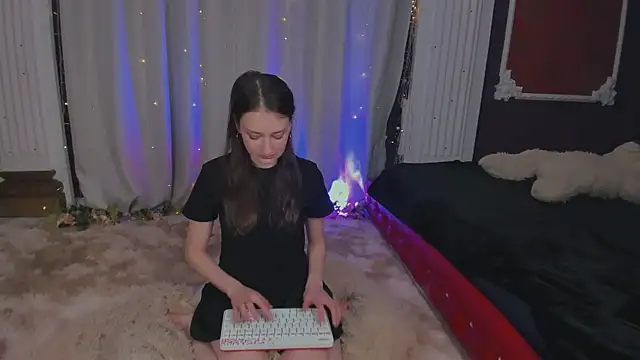  SummerLila online show from April 2026 01:49:02 PM