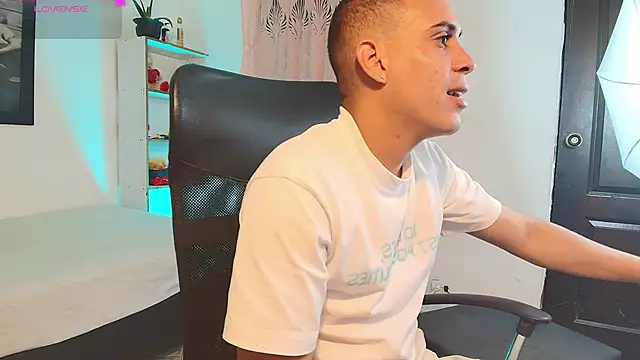 Snapshot of Axel__fierro chatting on April 2026 10:51:01 PM Axel fierro online show from April 2026 10:51:01 PM