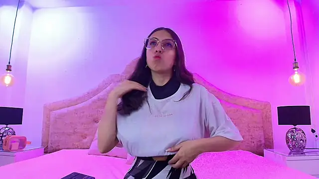 Snapshot of sweetlyundone chatting on April 2026 07:32:01 PM sweetlyundone online show from April 2026 07:32:01 PM