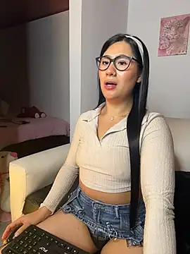 Snapshot of EvelynLeen_ chatting on April 2026 11:43:01 AM EvelynLeen online show from April 2026 11:43:01 AM