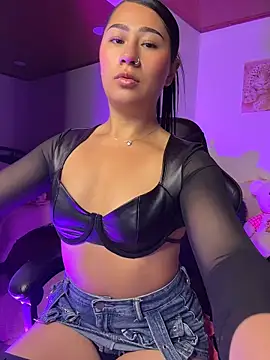 Snapshot of EvelynLeen_ chatting on April 2026 11:16:01 AM EvelynLeen online show from April 2026 11:16:01 AM