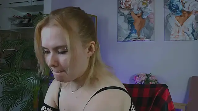 Snapshot of FionaxRider_ chatting on April 2026 10:33:02 PM FionaxRider online show from April 2026 10:33:02 PM