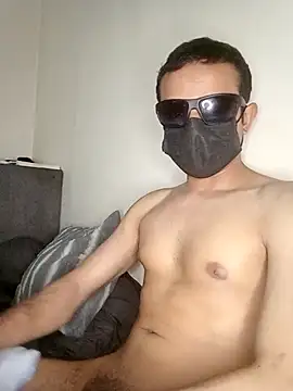 LuisLatinboyy online show from April 2026 08:39:01 PM