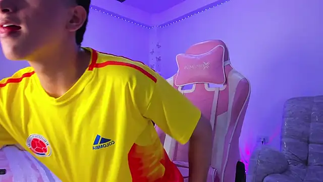 Snapshot of SaNti_ll chatting on April 2026 02:22:02 AM SaNti ll online show from April 2026 02:22:02 AM