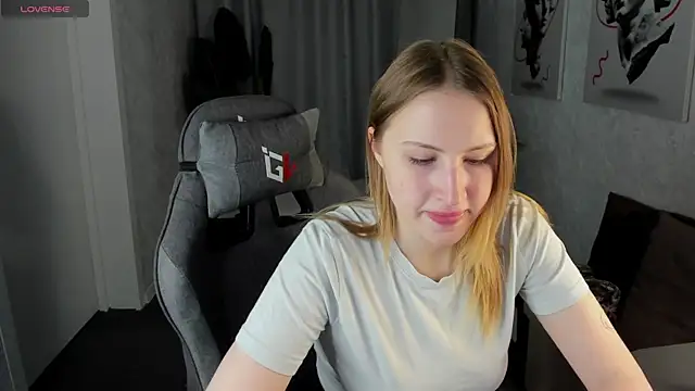 Snapshot of April_Jackson chatting on April 2026 01:00:02 AM April Jackson online show from April 2026 01:00:02 AM