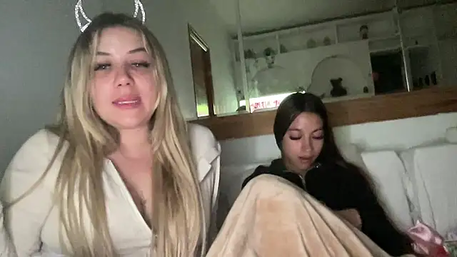 sophiehot69 online show from April 2026 09:39:33 PM