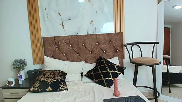 scarlet fox75 online show from April 2026 07:58:02 PM