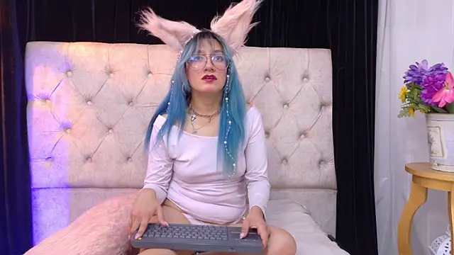 Snapshot of Zafiro_Kitsune chatting on June 2026 04:26:02 AM Zafiro Kitsune online show from June 2026 04:26:02 AM