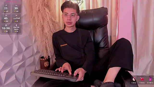 Snapshot of youn_rider chatting on April 2026 08:13:02 PM youn rider online show from April 2026 08:13:02 PM