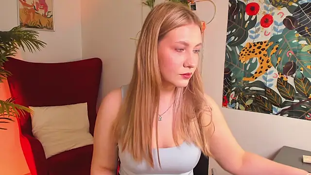 Snapshot of Emilicious chatting on April 2026 05:46:01 AM Emilicious online show from April 2026 05:46:01 AM